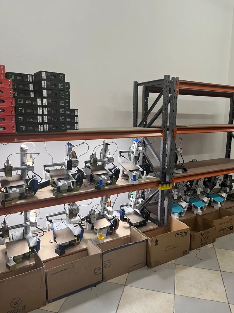 Prateleiras da farm com impressoras 3D em operação