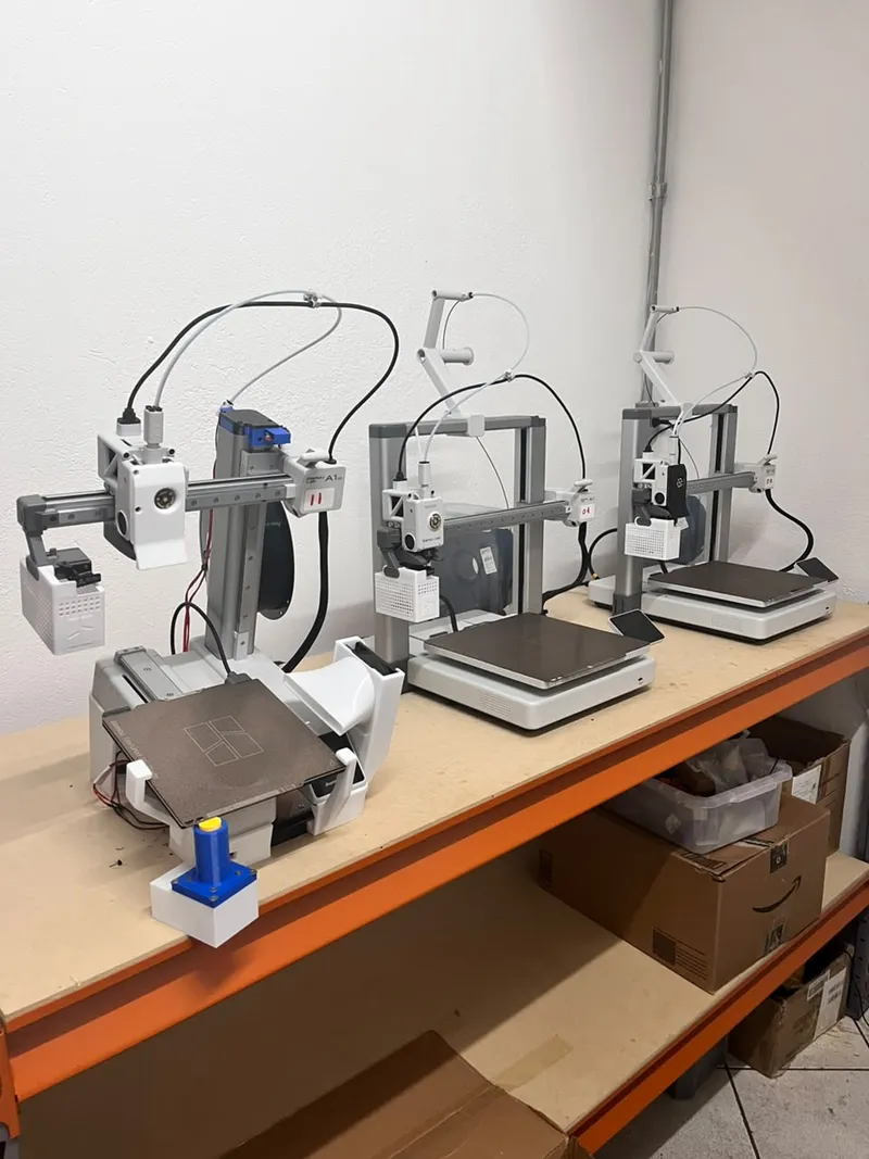 Bancada com impressoras 3D da farm